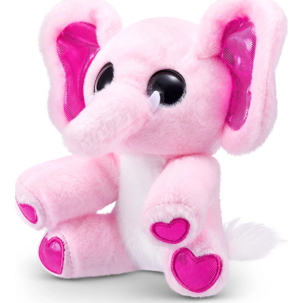 Un éléphant en peluche rose avec de grands yeux et des pieds en forme de cœur est assis.