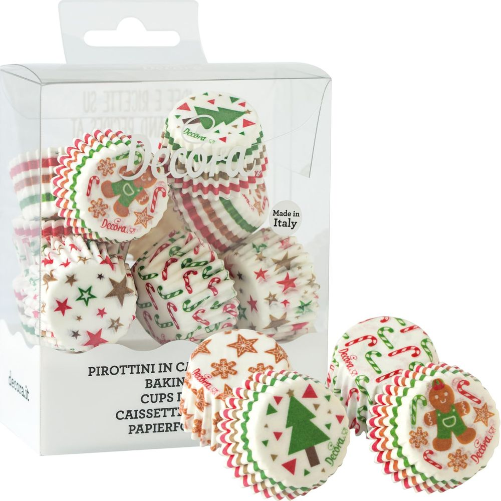 Weihnachtliche Cupcake-Förmchen mit Lebkuchenmännern, Zuckerstangen und Sternen.