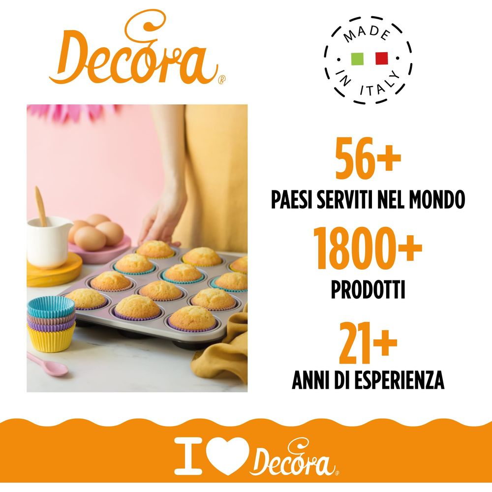 Ein Backblech mit Muffins, Eier und Cupcakes daneben. "Made in Italy" und Firmeninfos.