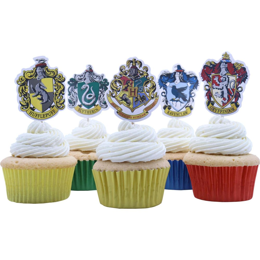 Fünf Cupcakes mit weißem Zuckerguss und Harry-Potter-Wappen-Toppern in bunten Hüllen.