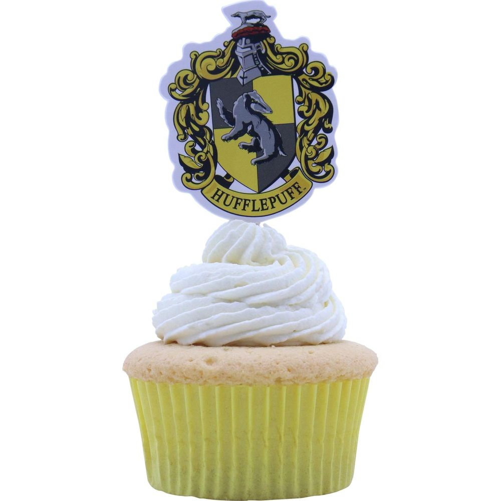 Ein gelber Cupcake mit weißem Zuckerguss und einem Hufflepuff-Emblem.