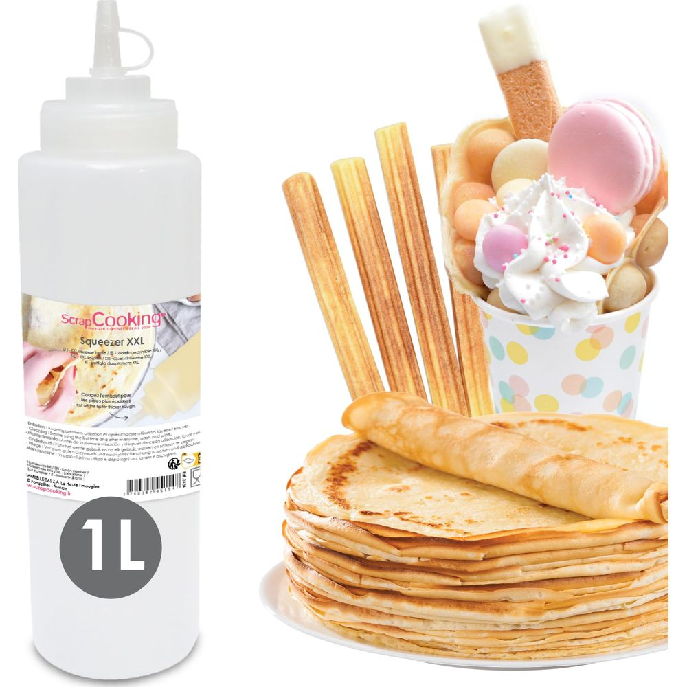 Ein Stapel Crêpes neben einem Squeezer und einem Dessertbecher mit Sahne.