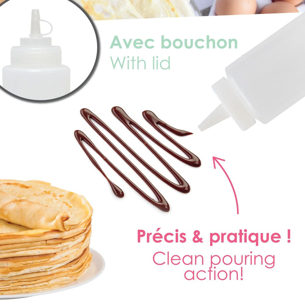 Ein Stapel Crêpes daneben Schokoladensoße, die aus einer Flasche gespritzt wird.