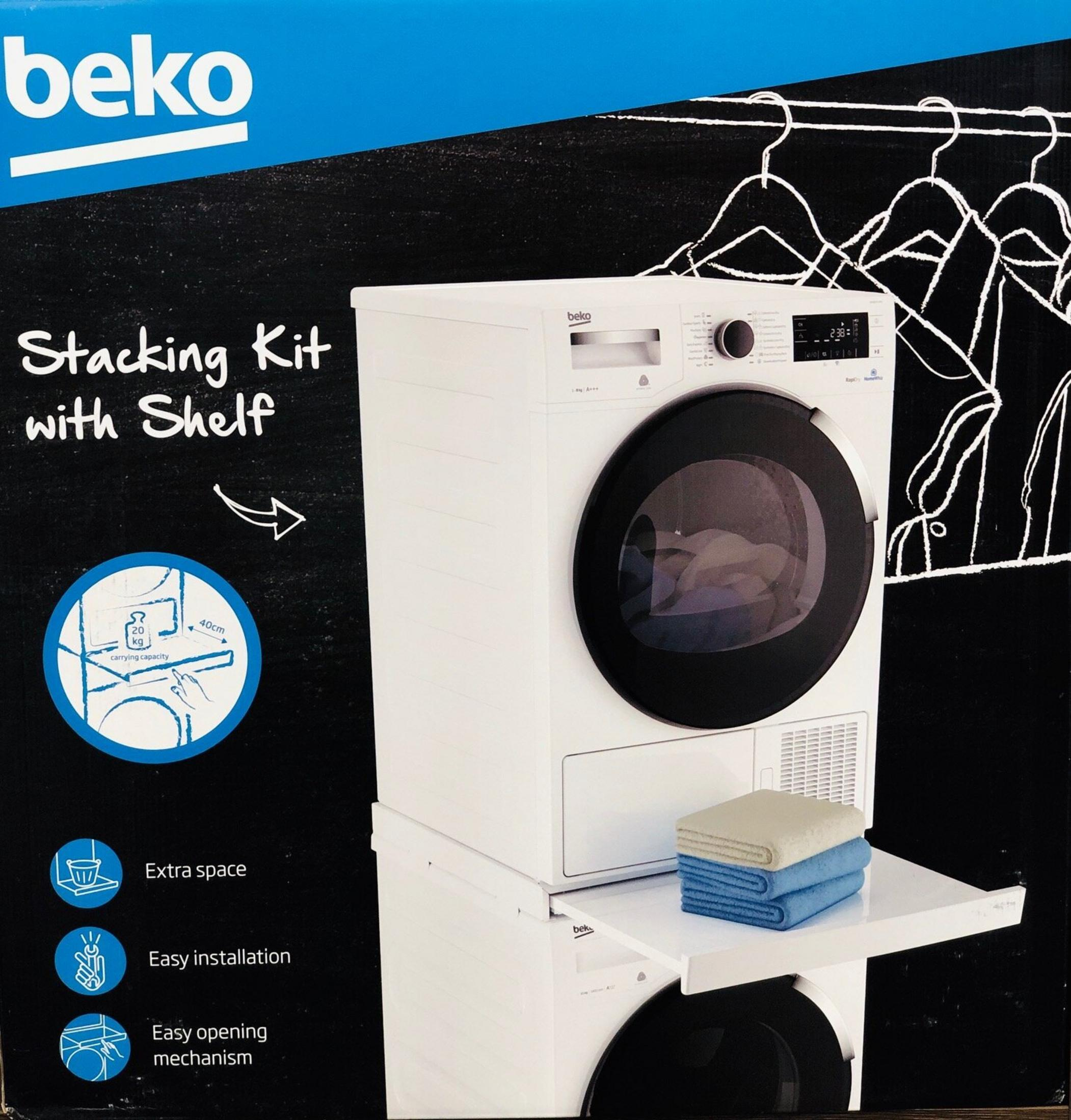 Kit di impilamento Beko con ripiano, elettrodomestici bianchi su sfondo nero.