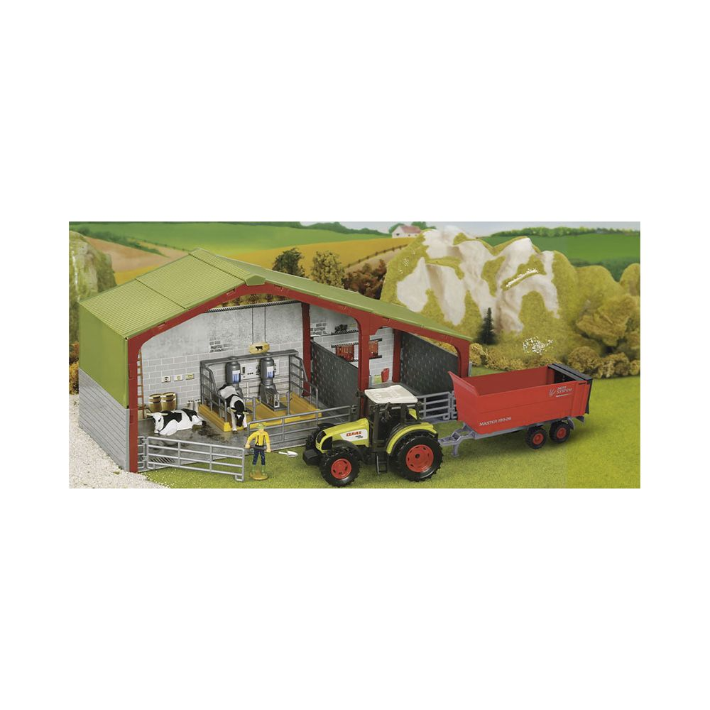 Ein Bauernhofmodell mit Kuhstall, Traktor und Anhänger.