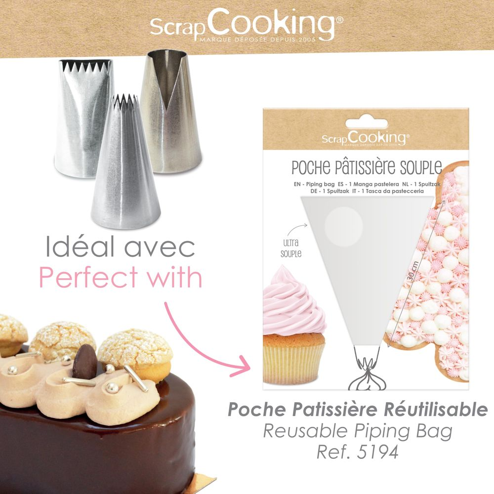 Drei silberne Spritztüllen liegen neben einem Kuchen und einer Packung mit Spritzbeutel.