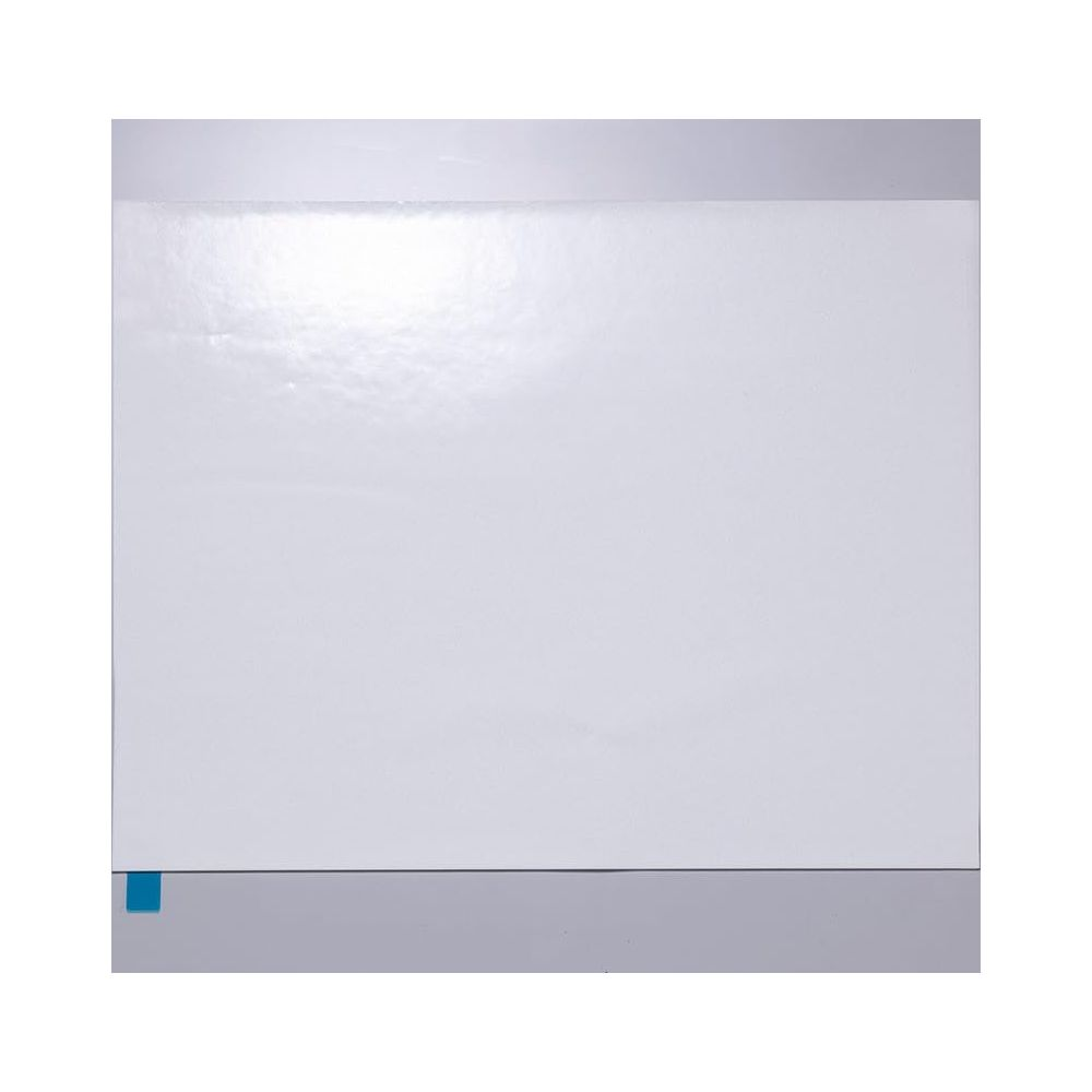 Eine weiße Oberfläche mit einem kleinen blauen Quadrat unten links.