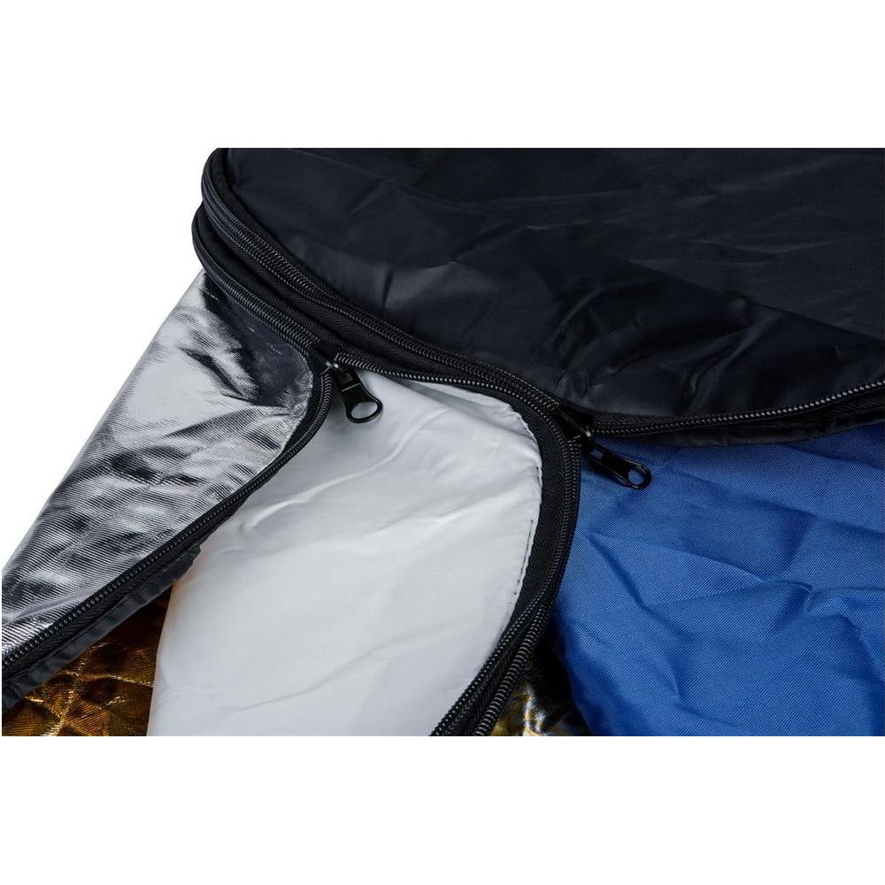 Un sac noir ouvert avec doublure argentée et bleue, fermeture éclair visible.
