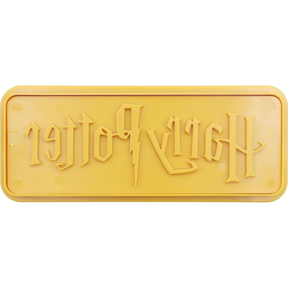 Logo jaune Harry Potter en relief sur un rectangle jaune.