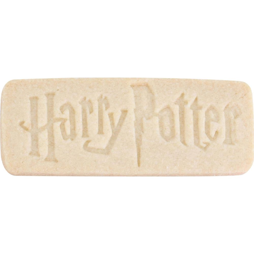 Un biscuit rectangulaire avec "Harry Potter" en relief.