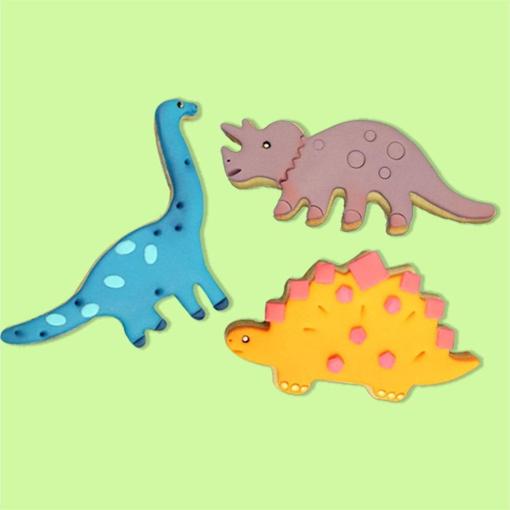 Drei stilisierte Dinosaurier-Figuren auf hellgrünem Hintergrund: blau, lila und orange.