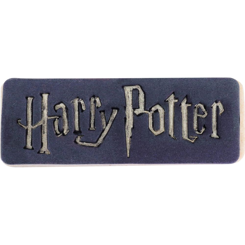 Rectangle bleu foncé avec les mots Harry Potter en lettres grises en relief.
