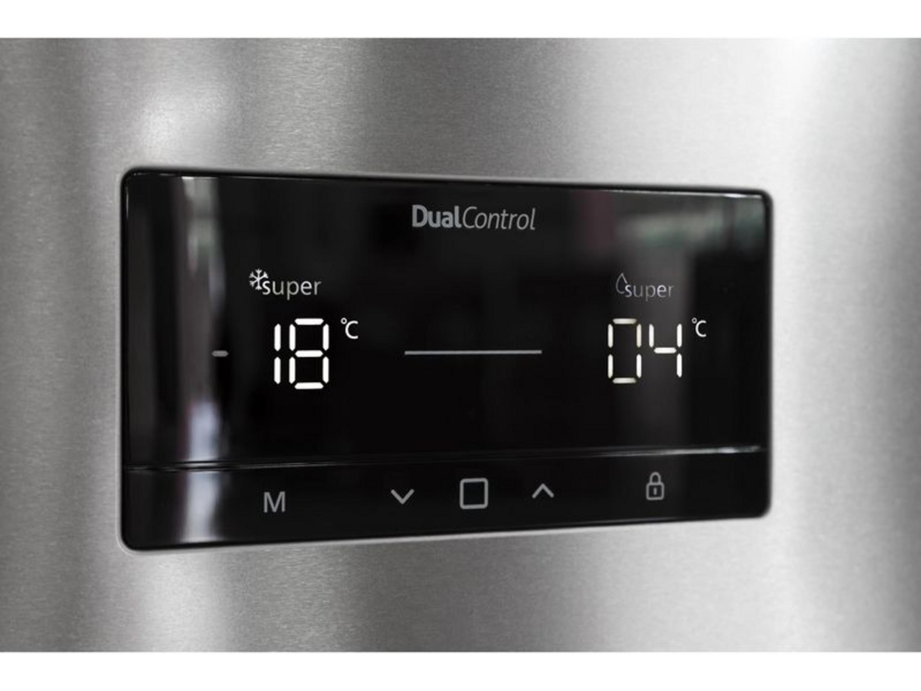 Digitalanzeige eines Kühlschranks mit Temperaturen -18°C und 4°C.