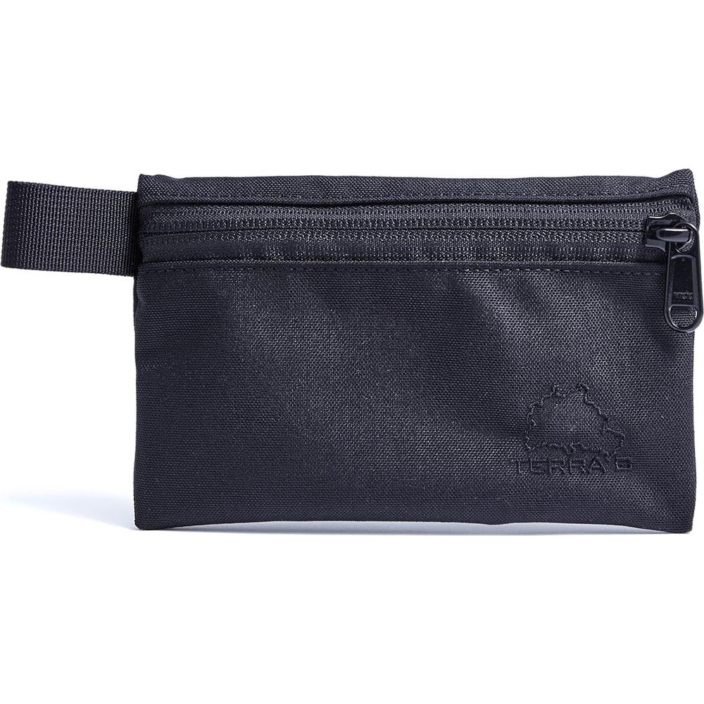Eine schwarze Terra-Tasche mit Reißverschluss und Schlaufe. Minimalistisches Design.