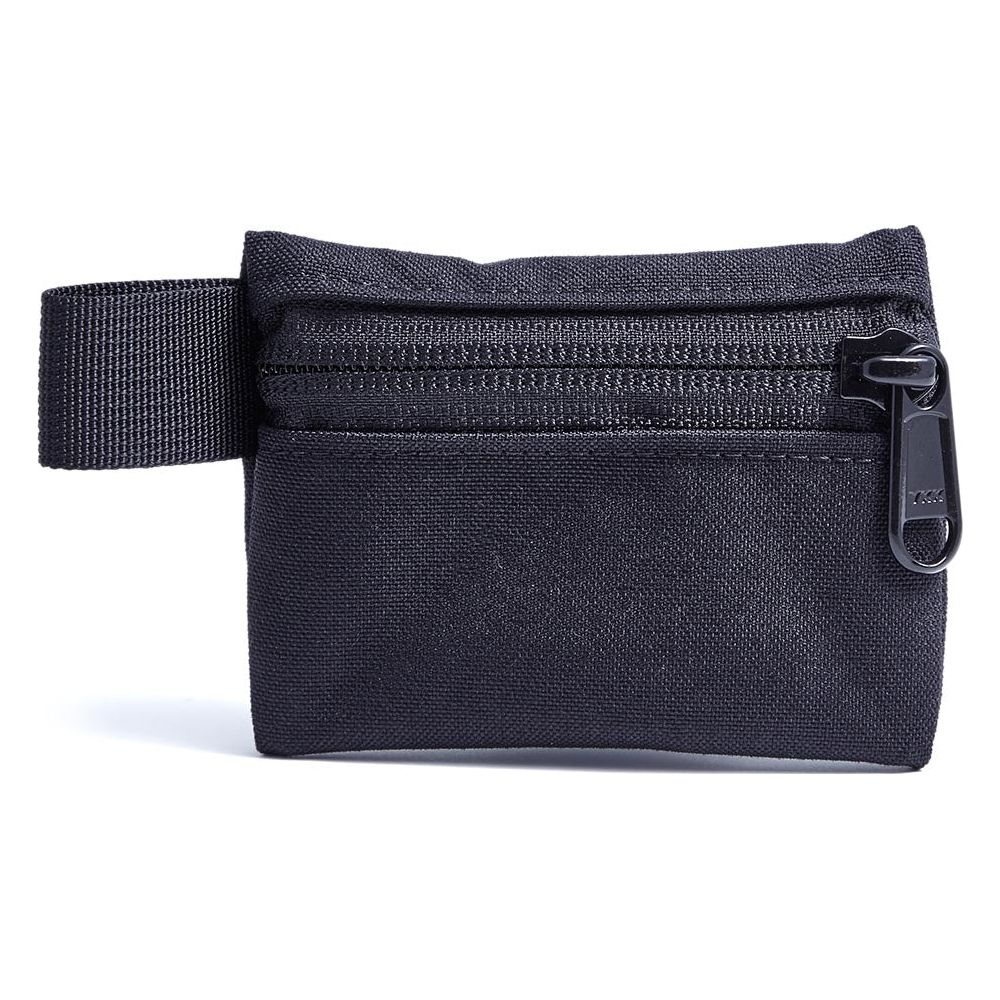 Eine schwarze Stofftasche mit Reißverschluss und einer Schlaufe.