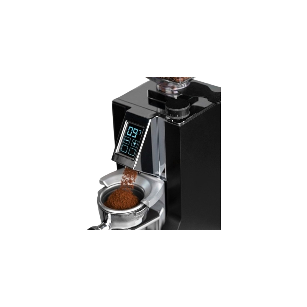 Macinacaffè nero macina caffè in portafiltro d'argento. Display digitale mostra 09:7.