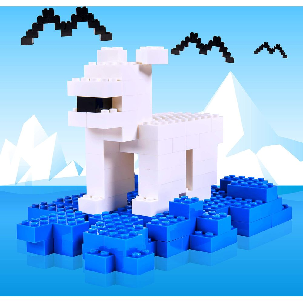 Un ours polaire blanc en blocs de construction se tient sur des blocs de glace bleus dans l'eau.