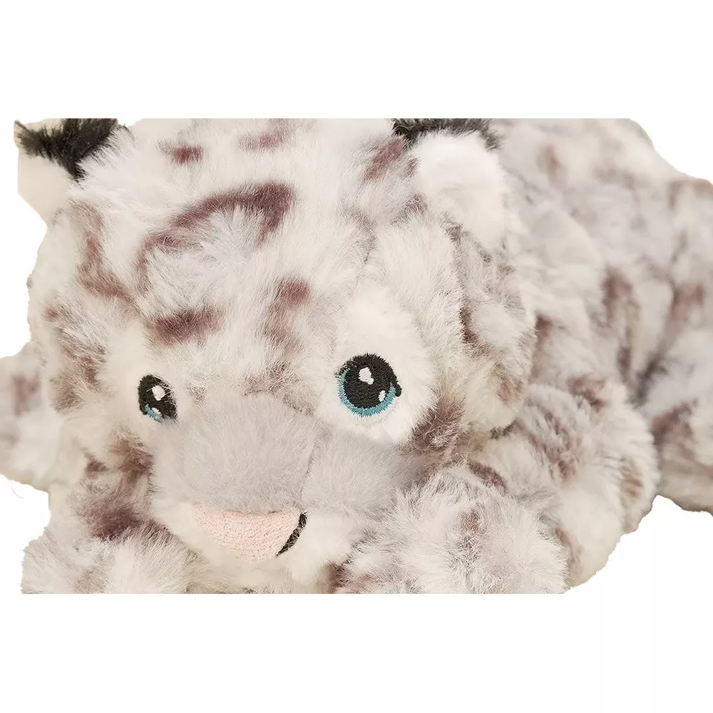 Un morbido peluche di leopardo delle nevi con macchie grigie e bianche è sdraiato.