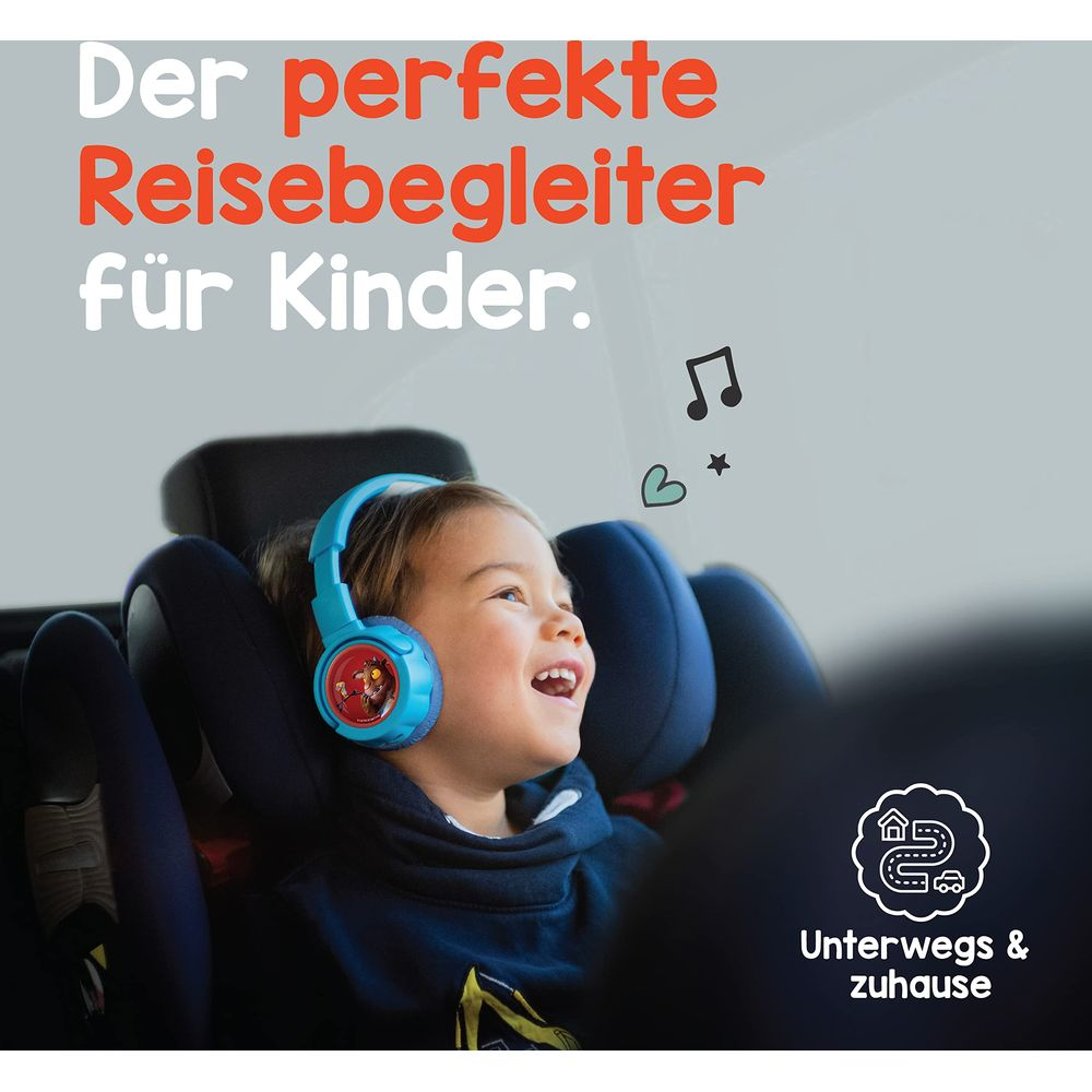 Ein lächelndes Kind im Auto mit Kopfhörern, Text: Der perfekte Reisebegleiter für Kinder.
