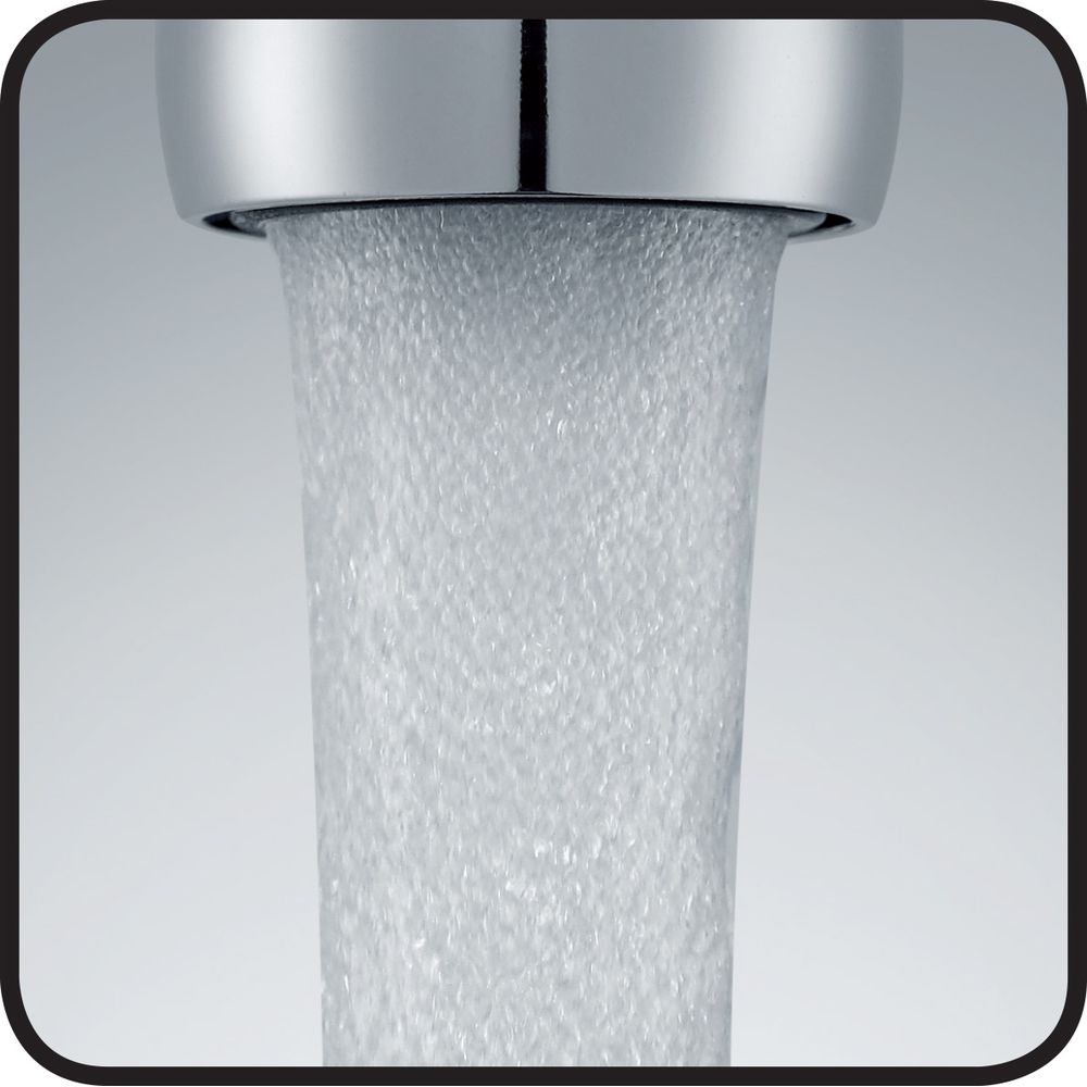 Ein Chromwasserhahn sprudelt Wasser mit vielen Bläschen heraus.