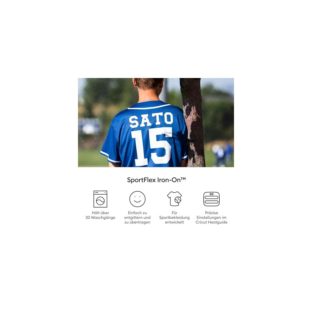 Vista posteriore di un ragazzo con una maglia sportiva blu con SATO 15.