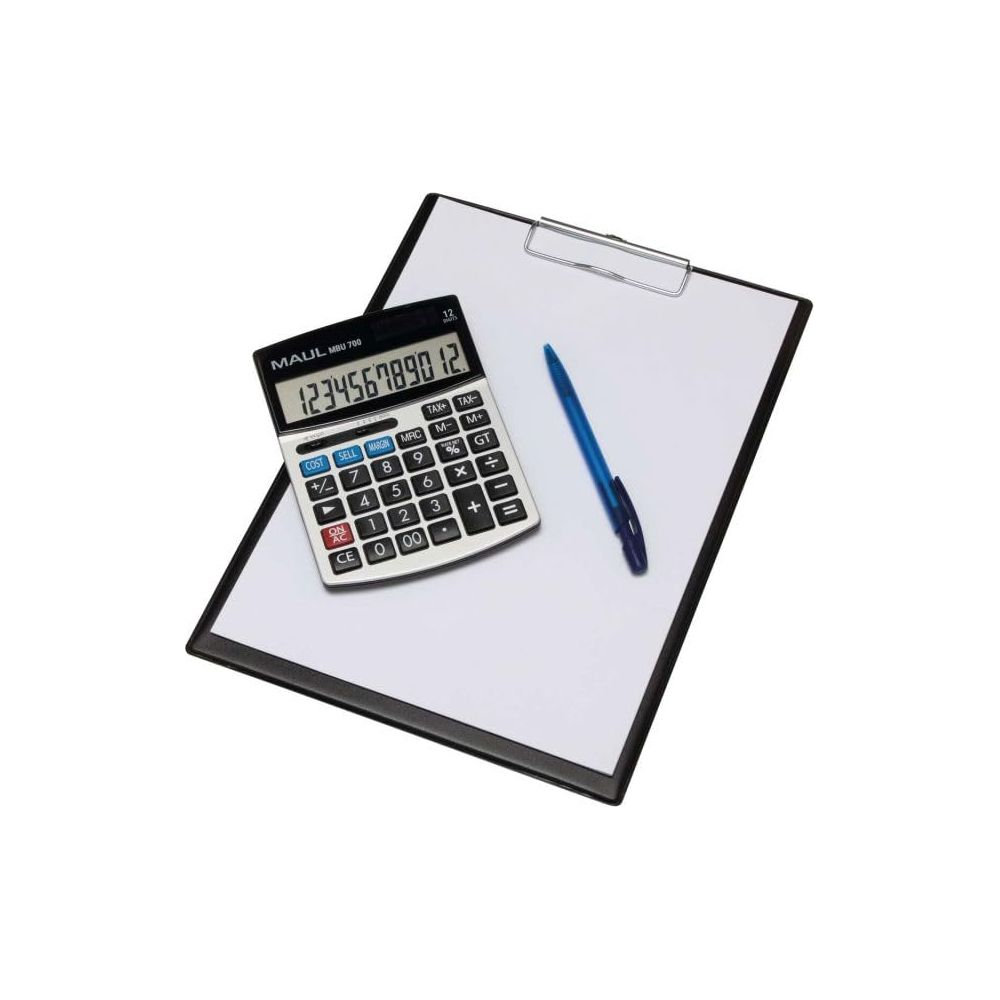 Ein schwarzer Klemmbrett mit einem weißen Blatt Papier, einem Taschenrechner und einem blauen Stift.