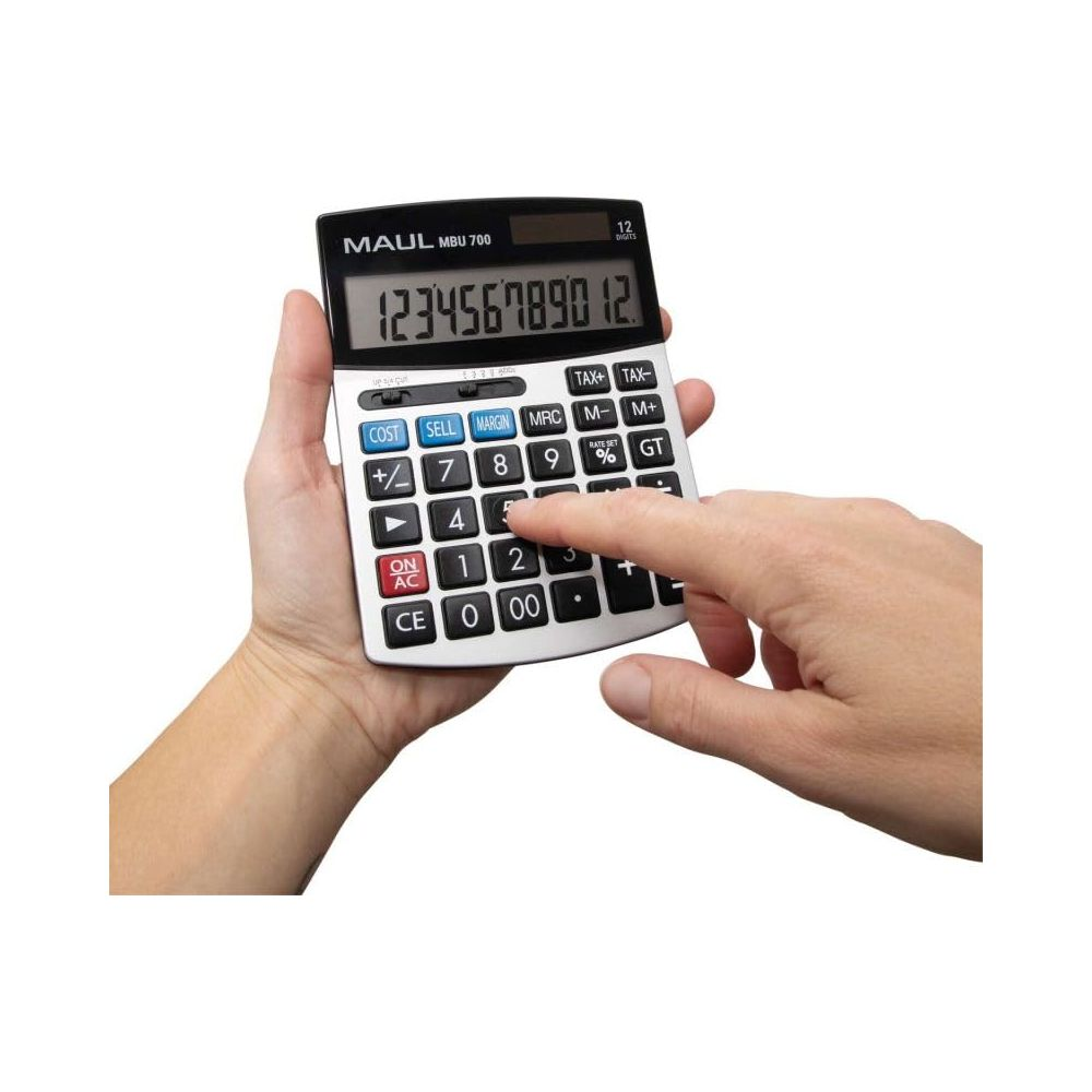 Eine Hand benutzt einen weißen Taschenrechner mit schwarzer Tastatur und Display.