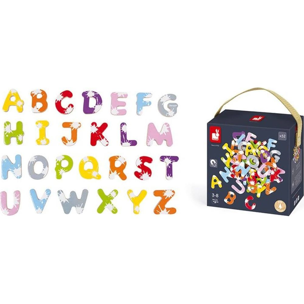 Bunte Holzbuchstaben A-Z und eine Spielzeugkiste mit Buchstaben.