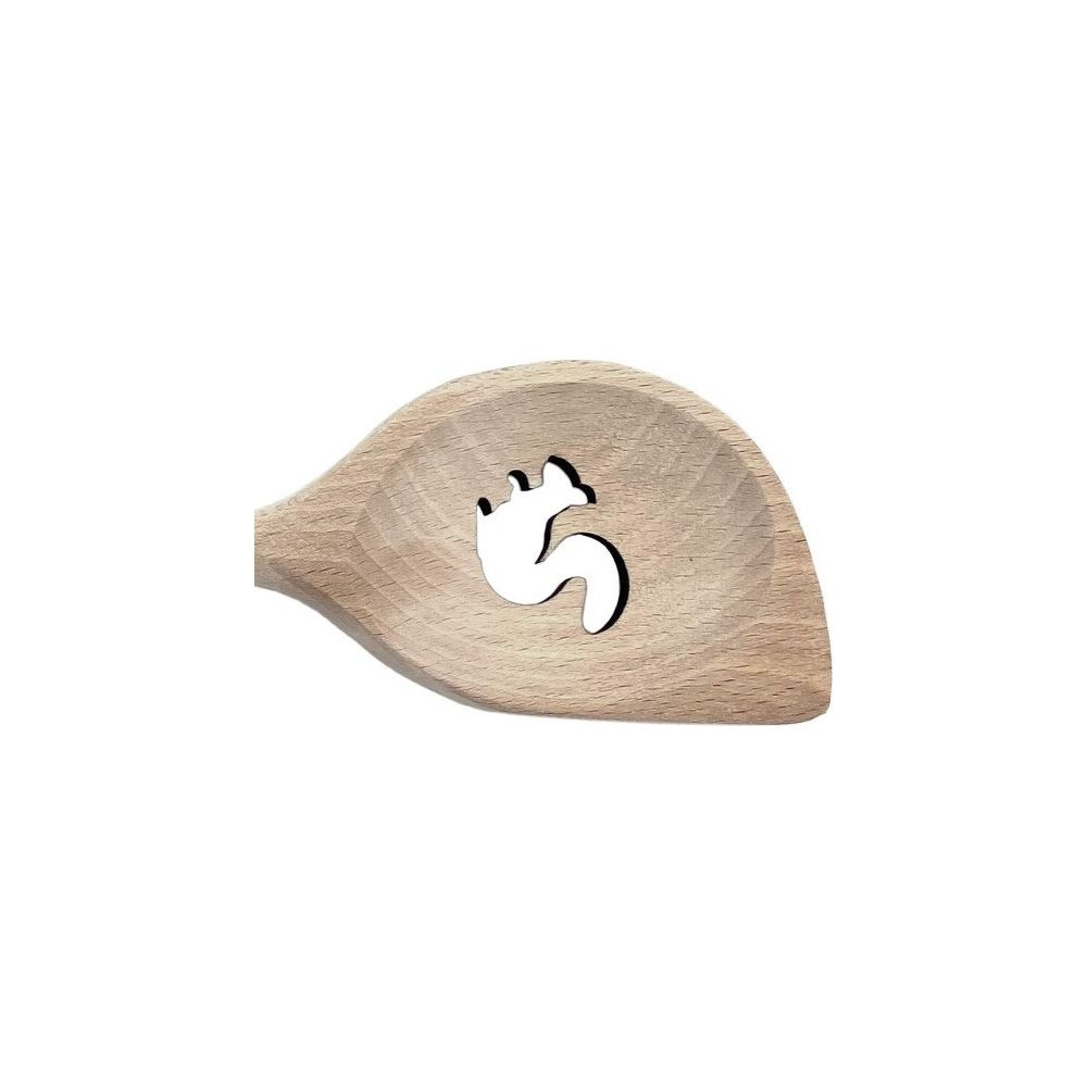 Un cucchiaio di legno con un disegno di scoiattolo ritagliato. Sfondo bianco.