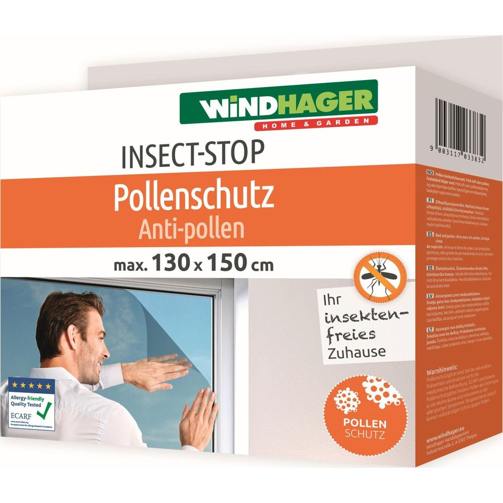 Windhager Insektenschutz mit Pollenschutz, 130x150 cm, ein Mann klebt ihn ans Fenster.