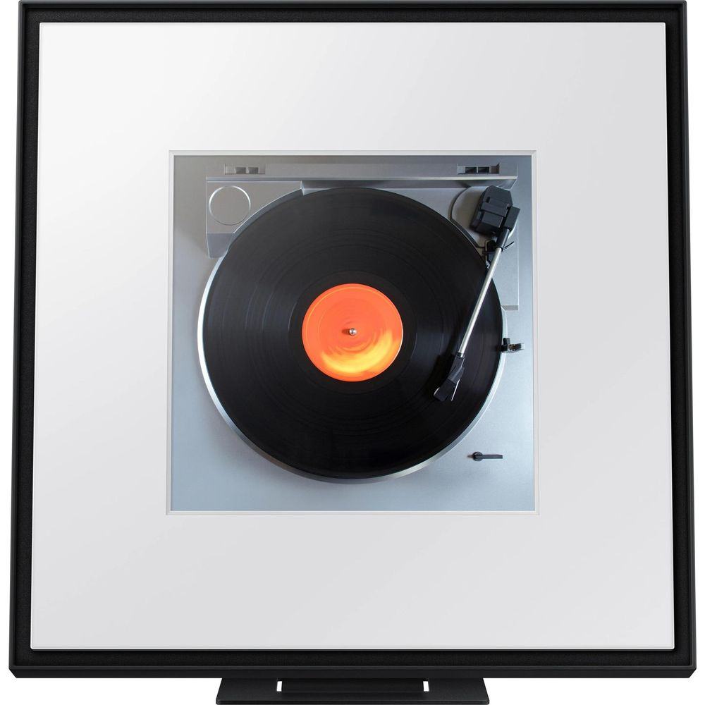 Une platine vinyle avec un disque vinyle noir à étiquette orange.