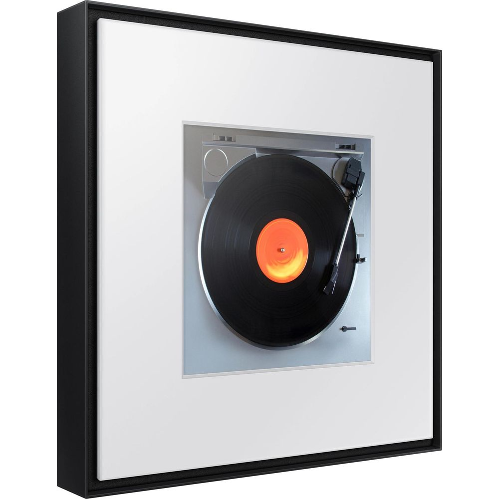 Un tourne-disque avec un disque vinyle noir à étiquette orange.