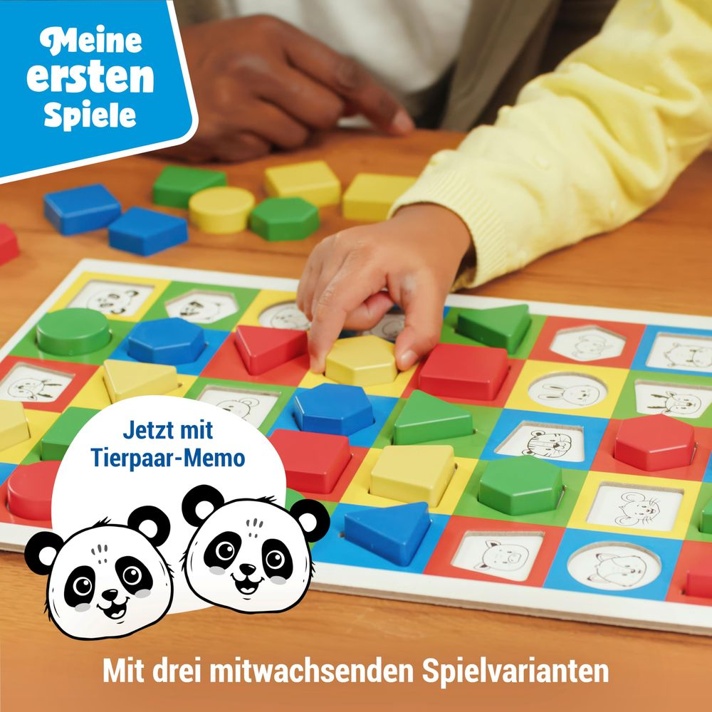 Bambini giocano a un gioco da tavolo con forme di legno colorate e motivi animali.
