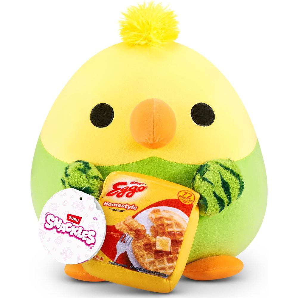 Une peluche oiseau jaune et verte tenant une boîte de gaufres Eggo.