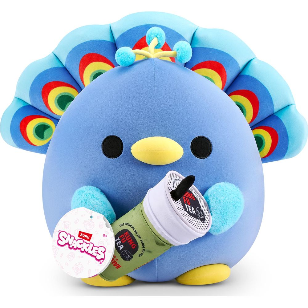 Un paon bleu en peluche avec une queue colorée tient une tasse verte étiquetée "Kung Fu Tea".