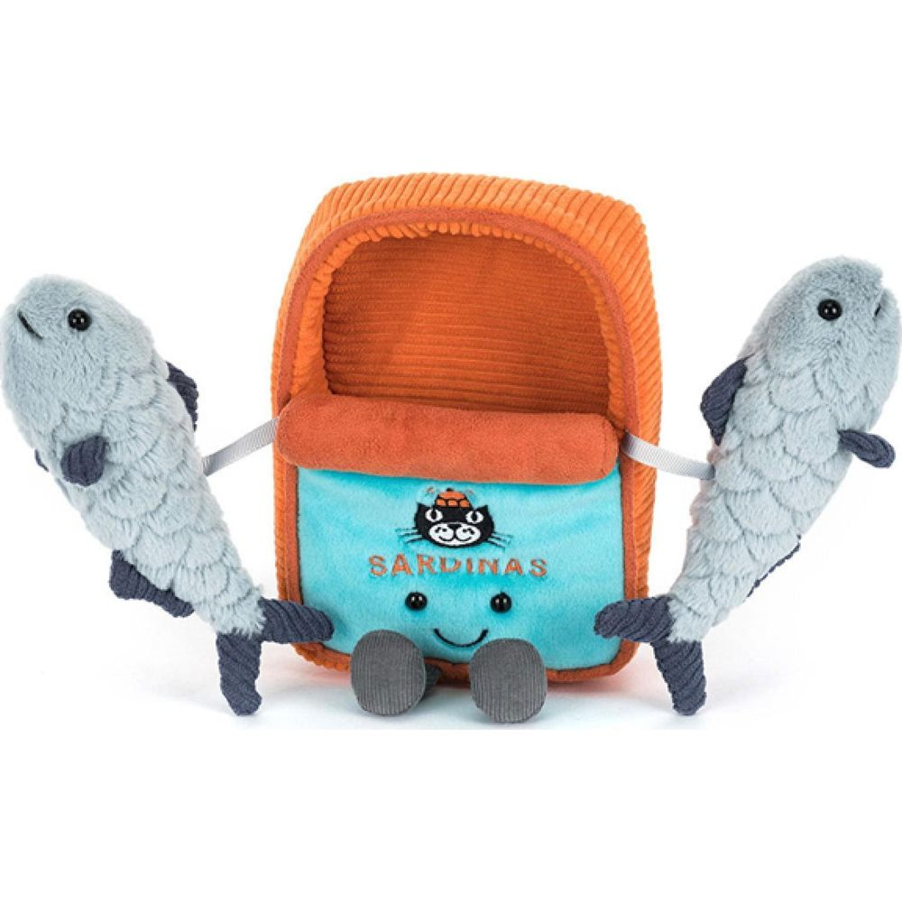 Uno zaino di peluche arancione con due pesci giocattolo grigi appesi ai lati.