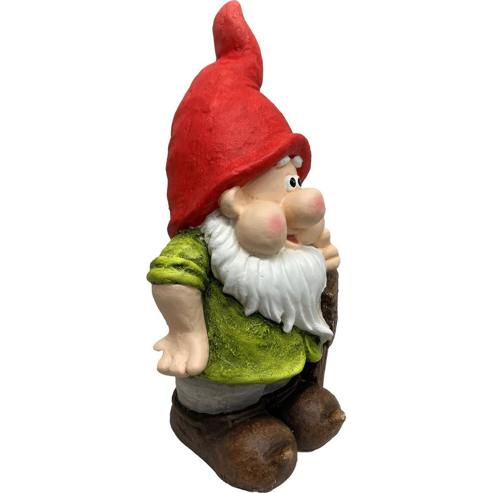 Eine Gartenzwergfigur mit roter Mütze, grünem Hemd und weißem Bart.