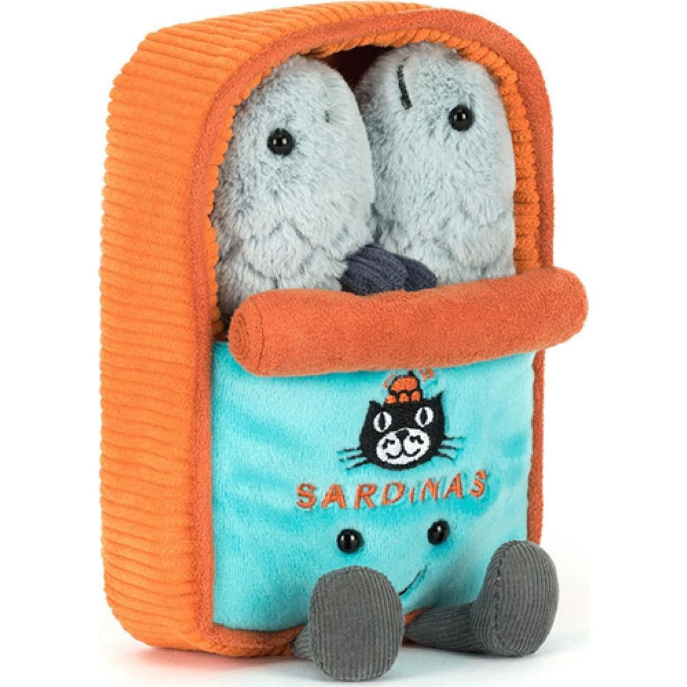 Due sardine di peluche grigie in una scatola di sardine in velluto a coste arancione con gatto nero.