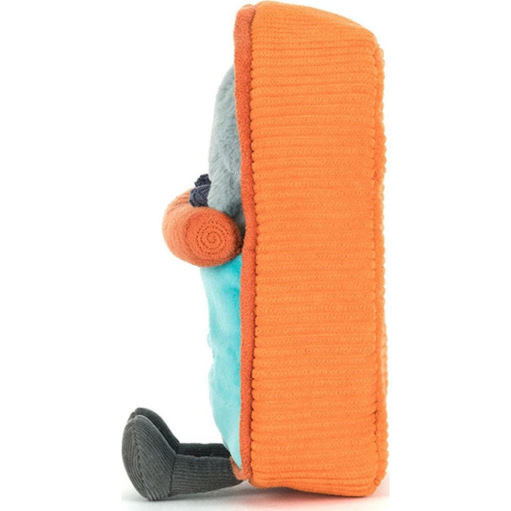 Un cubo di peluche arancione con viso grigio e naso arancione.