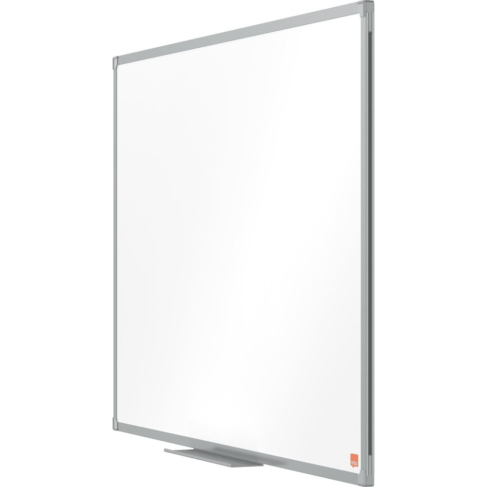 Ein leeres Whiteboard mit silbernem Rahmen und Ablage.