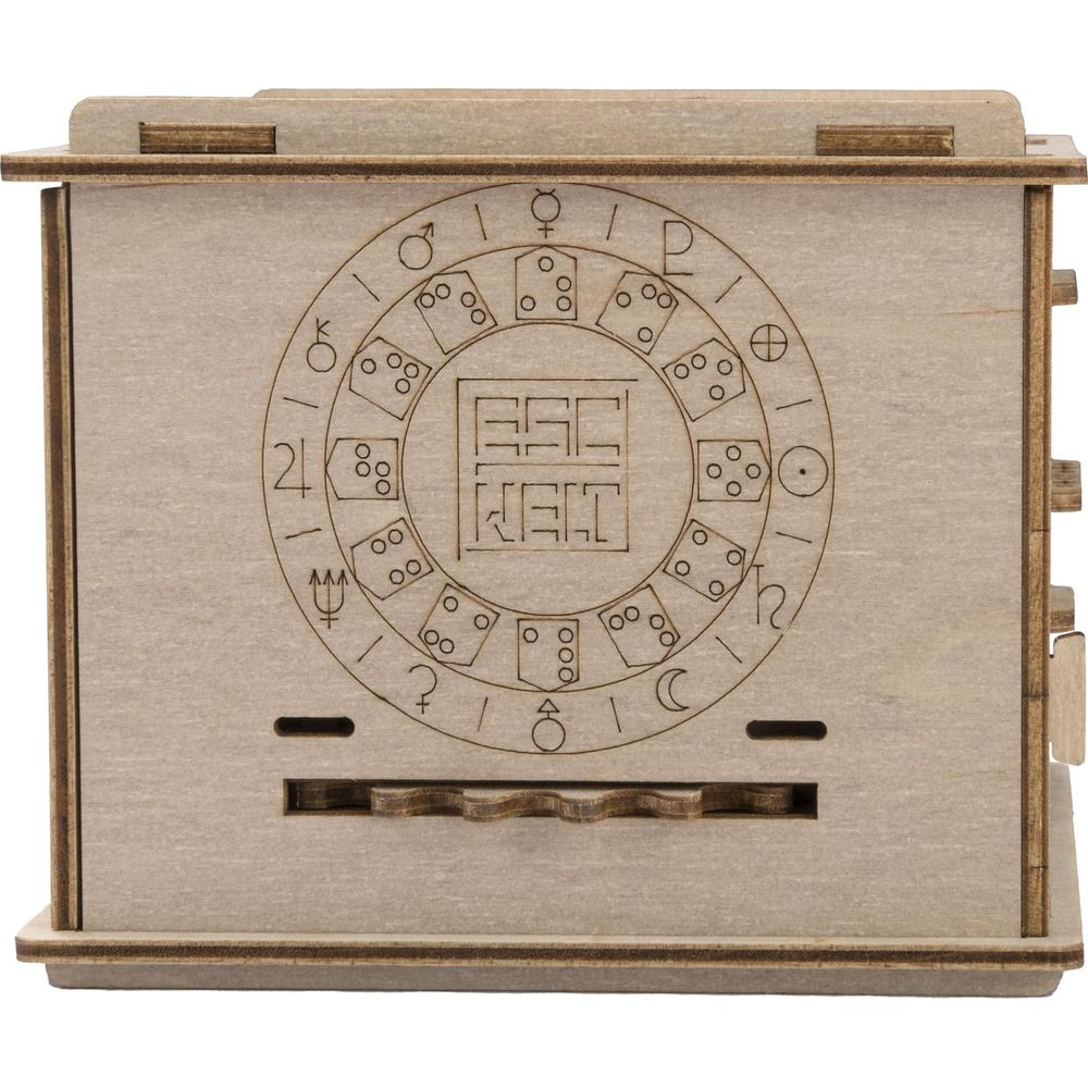 Ein hölzerner Puzzle-Würfel mit astronomischen Symbolen und Schriftzeichen auf der Vorderseite.