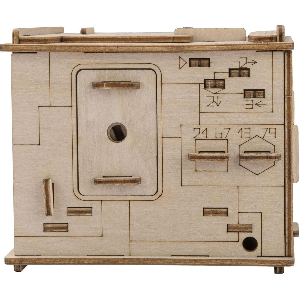 Ein hölzernes mechanisches Puzzle mit Schaltern und Zahlen.