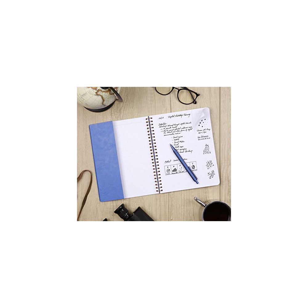 Offenes Notizbuch mit Notizen und Stift. Globus, Brille und Kaffeetasse auf Holztisch.
