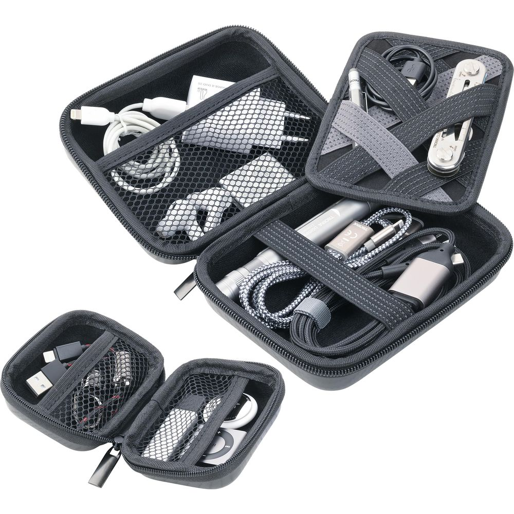 Offene schwarze Organizer-Taschen mit Ladekabeln, Adaptern und einem kleinen Werkzeug.