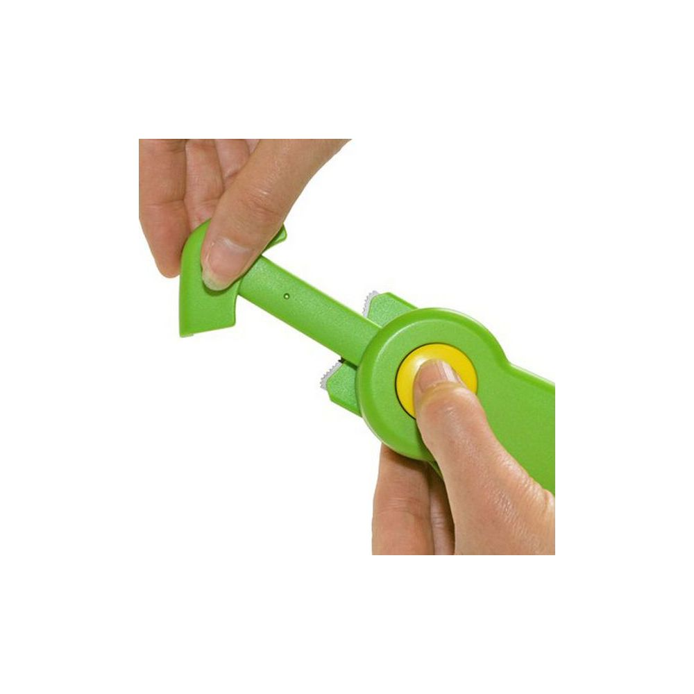 Grüner Bandabroller mit gelbem Knopf, Hände bedienen ihn.