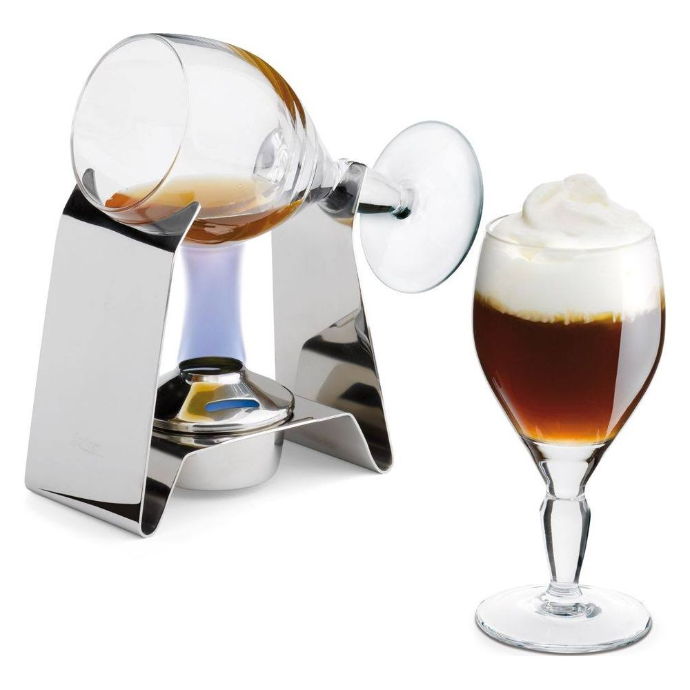 Ein Glas mit brauner Flüssigkeit und Sahne daneben ein Glas auf einem Brenner