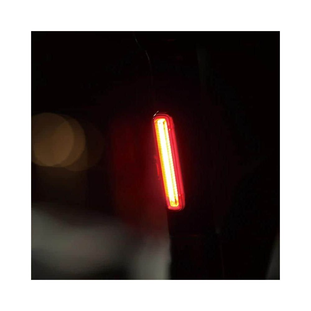 Ein rotes LED-Rücklicht leuchtet auf dunklem Hintergrund.