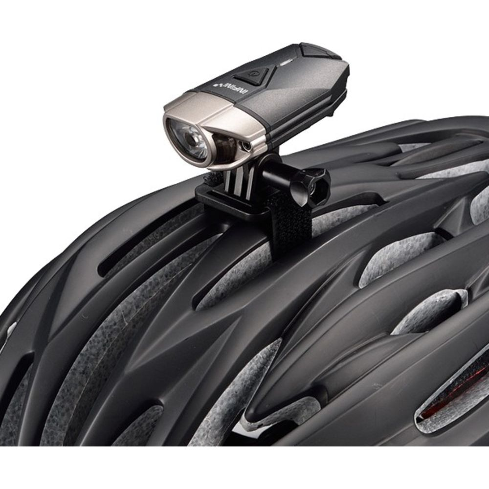 Schwarzer Fahrradhelm mit einer daran befestigten schwarzen Lampe.