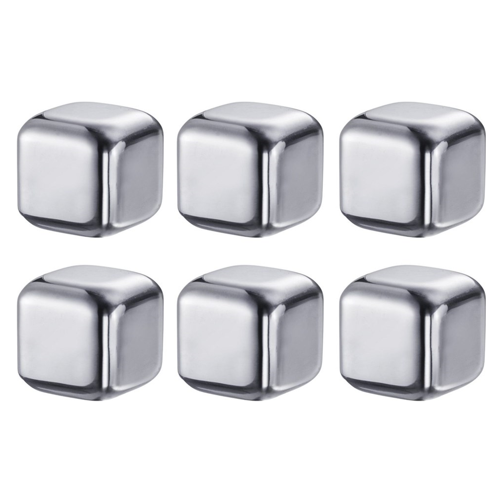 Sechs glänzende, silberne Edelstahl-Eiswürfel auf weißem Hintergrund.