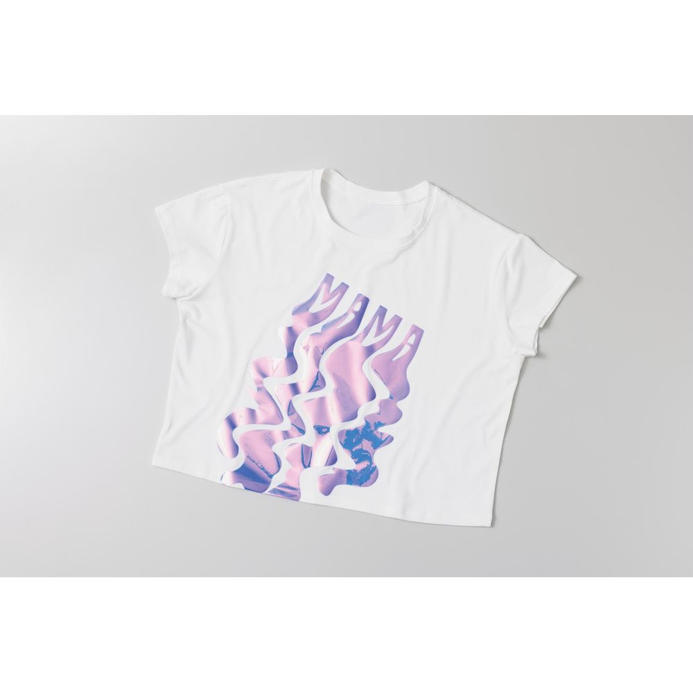 T-shirt bianca con scritta "MAMA" ripetuta e ondulata in rosa e blu.